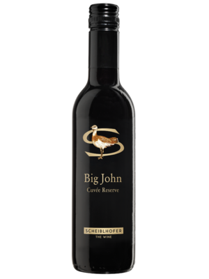 A dark wine bottle with the inscription Big John Cuvée Reserve and a golden bird as well as the Scheiblhofer logo.