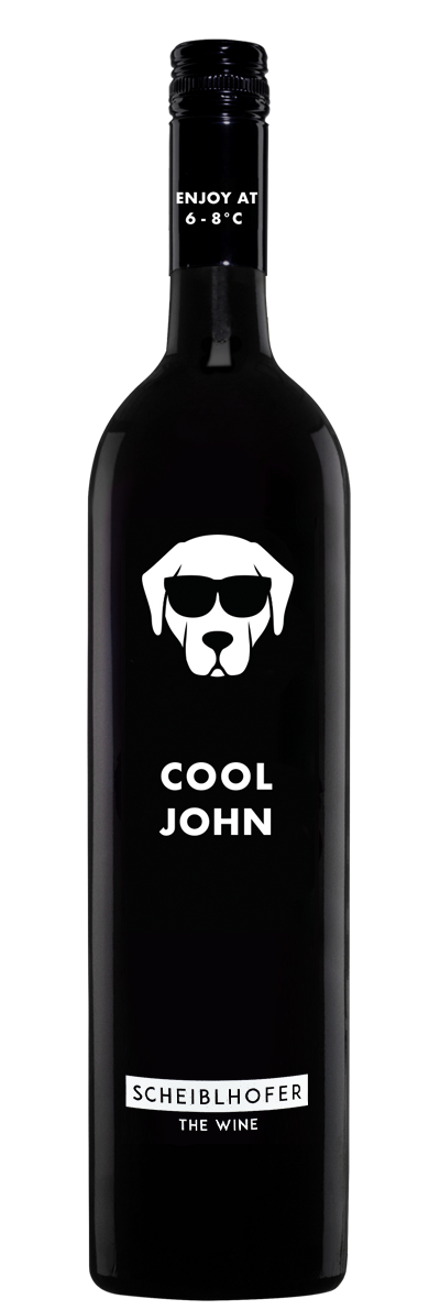 Eine Weinflasche mit der Aufschrift Cool John und einem Hund mit Sonnenbrille und Scheiblhofer The Wine am Boden.