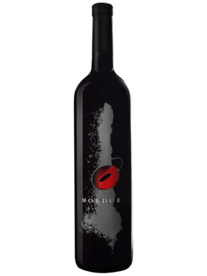 Eine dunkle Weinflasche mit einem Logo mit roten Lippen und dem Wort MORDOR auf dem Etikett.