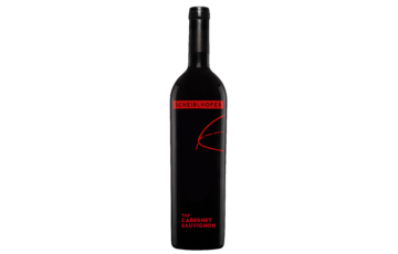 Eine dunkle Weinflasche mit der Aufschrift Scheiblhofer The Cabernet Sauvignon mit rotem Text und minimalistischem Design.