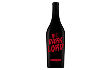 Eine schwarze Flasche mit der Aufschrift The Dark Lord in fetten roten Buchstaben auf der Vorderseite.