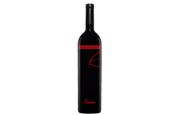 Eine dunkle Weinflasche mit rotem Etikett und der Aufschrift SCHIEHOFERS und THE LEGENDS auf schwarzem Hintergrund.