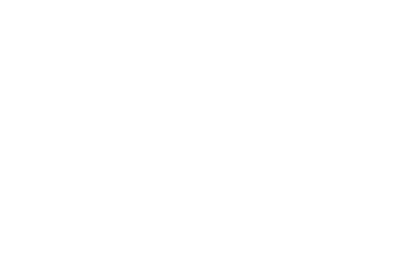 Schwarz-weißer Grundriss mit markierten Toiletten und mehreren Räumen und Eingängen.